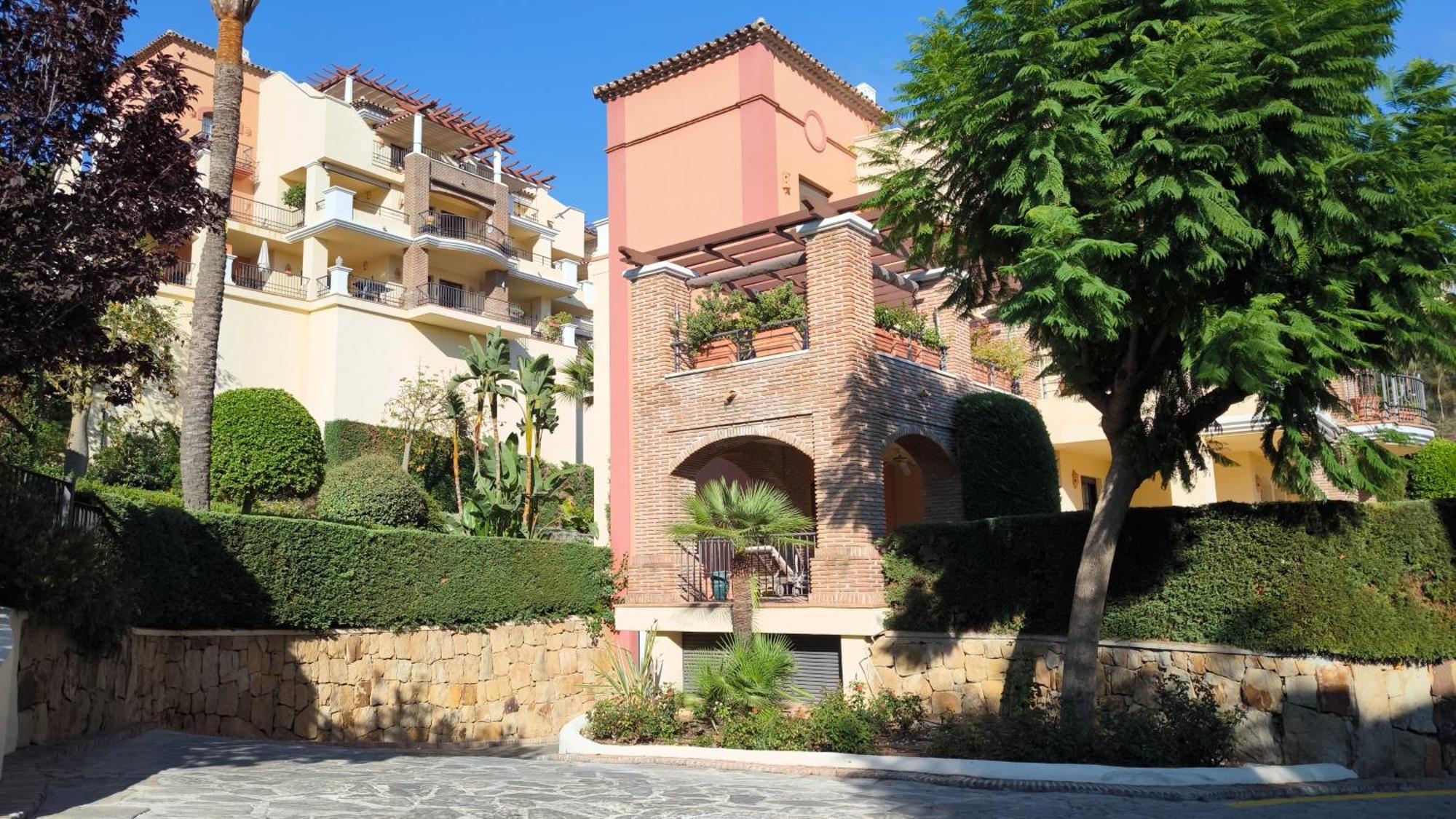 Stunning Views In Jacarandas Apartment Benahavis